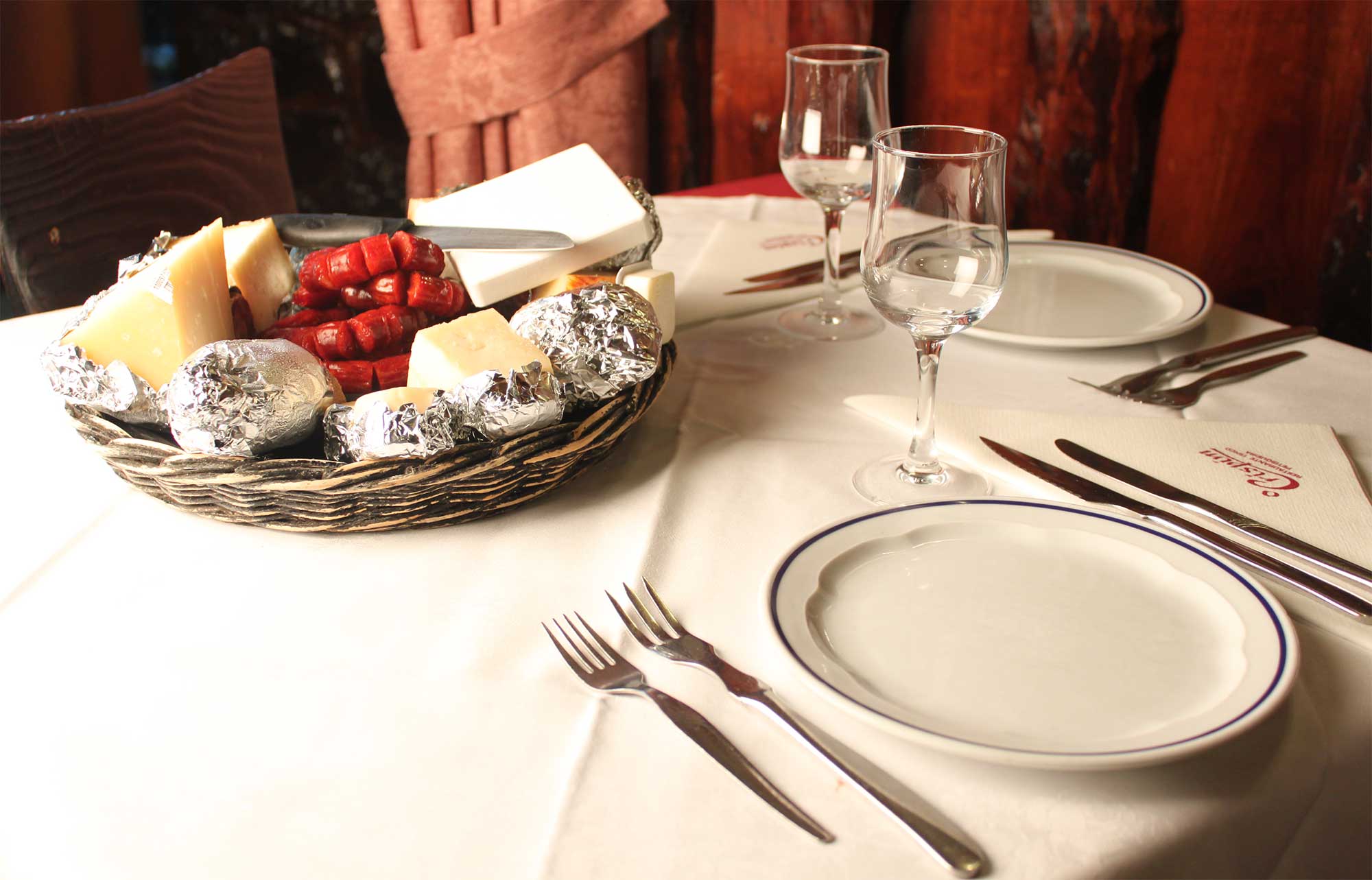 Entradas, Enchidos, Queijo, Chouriço, Presunto, Manteiga, Pão, Bom Vinho,O Crispim, Fátima - Portugal 